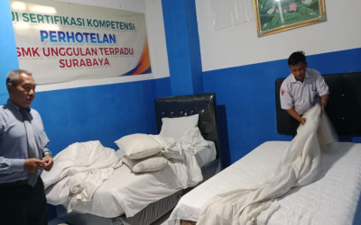 Mencetak Tenaga Hospitalitas Unggulan: UKK Perhotelan SMK Unggulan Terpadu Surabaya Diuji Langsung Oleh Ahlinya