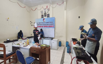 Diuji Chef Professional MaxOne Hotel, Siswa Kuliner SMK Unggulan Terpadu Surabaya Unjuk Keterampilan Memasak