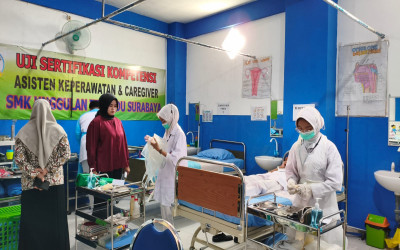 Siap Terjun ke Dunia Kerja, Siswa Keperawatan SMK Unggulan Terpadu Surabaya Jalani Uji Kompetensi Bareng RS Wiyung Sejahtera
